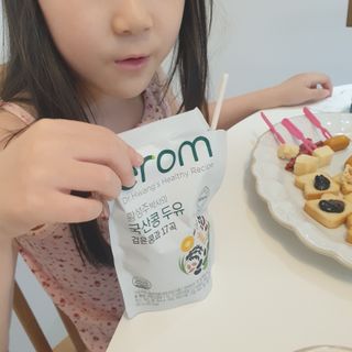 이롬 황성주 박사의 국산콩 두유 검은콩과 17곡 프리미엄 — 4점을 준 리뷰어가 2021년 5월 올린 사용 사진