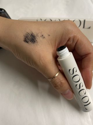 더소설 소설 블랙아이래쉬 세럼 10g(SOSEOL BLACK EYELASH SERUM 10g) — 5점을 준 리뷰어가 2023년 6월 올린 사용 사진