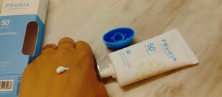 틱톡 [후르디아] 백탁NO! 화잘먹 수분광 선 에센스✨ — 5점을 준 리뷰어가 2023년 6월 올린 사용 사진