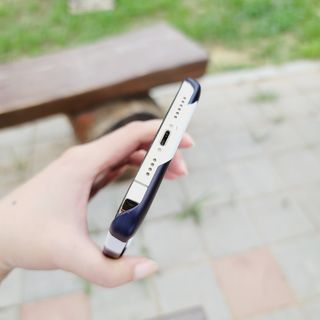 글루미즈 유기견후원 케이스 — 5점을 준 리뷰어가 2022년 8월 올린 사용 사진