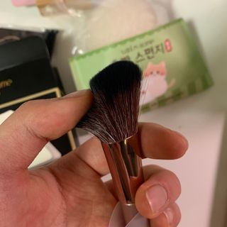 툴앤썸 로즈골드 에디션 치크or쉐딩 브러시+밀키 내추럴 스펀지+호빵 곤약 스펀지 — 4.5점을 준 리뷰어가 2021년 2월 올린 사용 사진