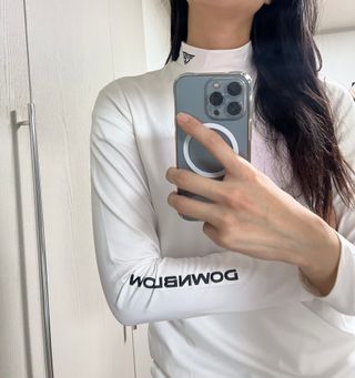 다운블로우DBFWLW-2000-1W FW 여자 스포츠 기능성 골프웨어 기모 이너 티셔츠 (화이트) — 5점을 준 리뷰어가 2024년 12월 올린 사용 사진