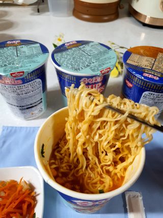 NISSIN 닛신 컵누들  4종 - 씨푸드오리지날, 씨푸드 스파이시, 씨푸드 커리, 씨푸드 XO소스 — 3점을 준 리뷰어가 2022년 4월 올린 사용 사진