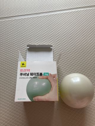 트라택 쿠셔닝 웨이트볼 0.5kg + 1kg SET — 5점을 준 리뷰어가 2022년 4월 올린 사용 사진