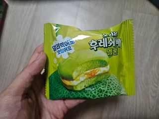 2024 오리온 여름한정판 초코파이 수박 / 후레쉬베리 멜론 / 멜론송이 — 5점을 준 리뷰어가 2024년 8월 올린 사용 사진