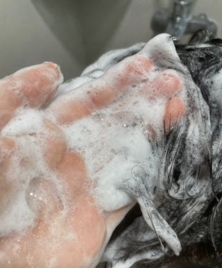 프리마인 더이상 뻣뻣하고 효과없는 탈모샴푸는 NO. 근본부터 케어하는 셀베이스 그린티샴푸(500ml) — 5점을 준 리뷰어가 2023년 3월 올린 사용 사진