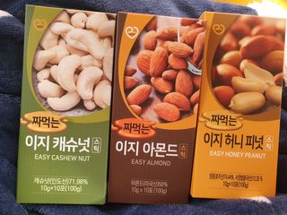짜먹는 이지견과 짜먹는 이지아몬드, 짜먹는 이지허니피넛, 짜먹는 이지캐슈넛 각 10g X  10포 — 5점을 준 리뷰어가 2021년 3월 올린 사용 사진