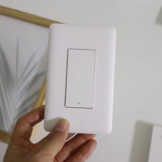 아카라 조명 스위치를 누워서 끄는 방법 (스마트 조명 스위치 2구 + 무선 리모트 스위치 1구 T1, 스마트 허브 E1) — 4점을 준 리뷰어가 2021년 12월 올린 사용 사진