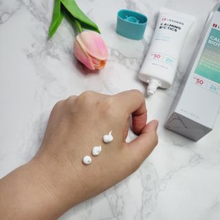 리더스코스메틱 리더스 카밍 바이오틱스 선 에센스 SPF 50+ PA++++ — 5점을 준 리뷰어가 2022년 8월 올린 사용 사진