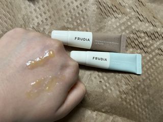 [후르디아] 올리브영 착한보습 비건 립버터 2종 — 5점을 준 리뷰어가 2023년 1월 올린 사용 사진