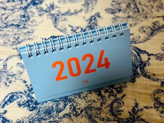 리훈 2024년달력 언더모니터 미니 탁상달력 — 5점을 준 리뷰어가 2023년 10월 올린 사용 사진
