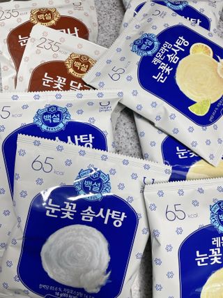 딜라이트 프로젝트  달콤한 눈꽃 간식세트( 눈꽃 솜사탕 / 레몬라임 솜사탕 / 달고나 총 7EA+스마트톡 증정) — 5점을 준 리뷰어가 2022년 4월 올린 사용 사진