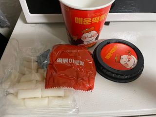 유비쿡 컵떡볶이 매운컵떡볶이2개/ 짜장컵떡볶이 2개  총 4개세트 — 5점을 준 리뷰어가 2021년 2월 올린 사용 사진