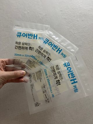 [큐어반H 커팅] 간편하게 떼서 쓰는 자외선차단 습윤밴드 (1팩/30매입) — 5점을 준 리뷰어가 2022년 10월 올린 사용 사진