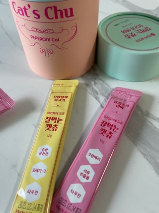 페페로니 잘 먹는 캣츄 - 무항생제 닭고기 12개 + 알래스카 연어 12개 — 5점을 준 리뷰어가 2021년 8월 올린 사용 사진