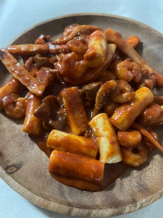 화끈한녀석들 새오똥400g 새우,오징어,똥집 볶음요리 소스,밀떡, 참기름 포함 — 4점을 준 리뷰어가 2022년 12월 올린 사용 사진