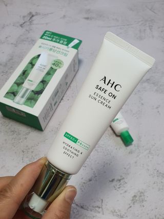 [AHC] 세이프온 에센스 선크림 올리브영 스페셜 증정 기획세트 — 5점을 준 리뷰어가 2022년 6월 올린 사용 사진