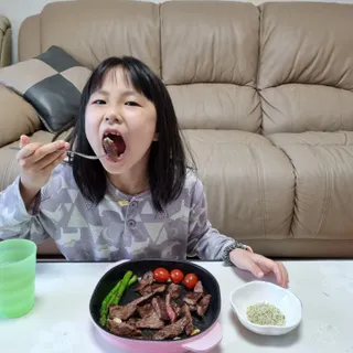 화룽 프리미엄 소고기 와규 mb9고마블 눈꽃살+부채살+등심 선물세트 — 5점을 준 리뷰어가 2022년 5월 올린 사용 사진