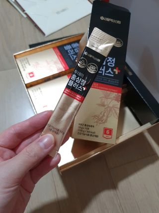 서울약사신협_투데이홍삼정플러스스틱_10g x 30포 — 5점을 준 리뷰어가 2021년 5월 올린 사용 사진