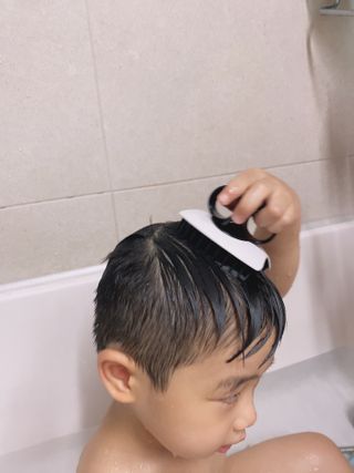 온가족 시원한샴푸 깨끗한두피 샴푸브러쉬 두피스케일링 히트팡블랙에디션 — 5점을 준 리뷰어가 2021년 8월 올린 사용 사진