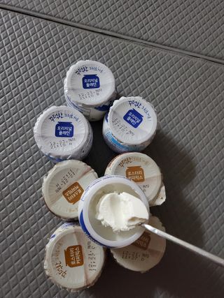 매일바이오 그릭요거트 오리지널 플레인 4개, 로스터리 커피믹스 4개 — 1점을 준 리뷰어가 2021년 12월 올린 사용 사진