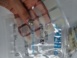 [큐어반H 커팅] 간편하게 떼서 쓰는 자외선차단 습윤밴드 (1팩/30매입) — 5점을 준 리뷰어가 2022년 11월 올린 사용 사진