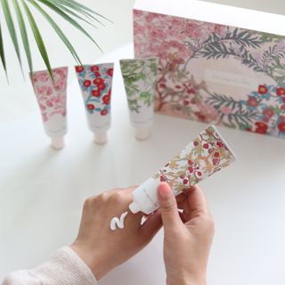 더사가오브수 [사가수] 사계절 원료를 담아내어 진한 보습을 선사하는, 효혜윤 보태니컬 에너지 핸드크림 세트 — 5점을 준 리뷰어가 2023년 3월 올린 사용 사진