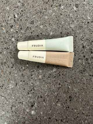 [후르디아] 올리브영 착한보습 비건 립버터 2종 — 5점을 준 리뷰어가 2022년 11월 올린 사용 사진