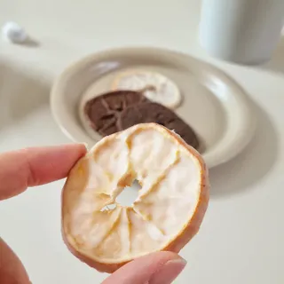 프루낵 제주감귤 초코12봉입 4종(화이트초코,다크초코,요구르트초코,콜라초코)  57.6g(4.8g*12봉입) — 5점을 준 리뷰어가 2022년 10월 올린 사용 사진