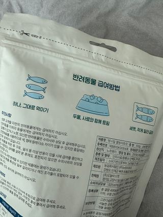 [펫시밀] 원물그대로 영양듬뿍 진공동결건조 치킨텐더100g, 열빙어트릿100g 강아지 고양이 간식 — 5점을 준 리뷰어가 2023년 5월 올린 사용 사진