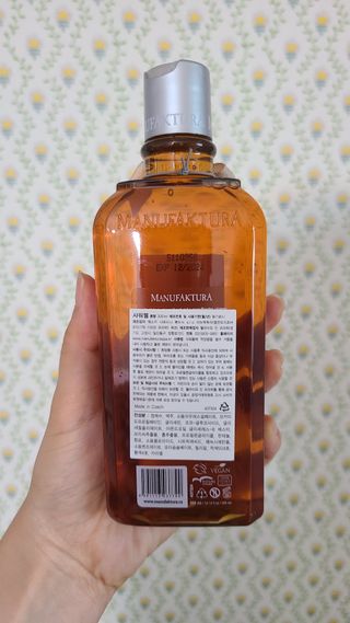 체코 비건화장품 마뉴팍투라 향좋은 맥주 샤워젤 (300ml) — 5점을 준 리뷰어가 2022년 6월 올린 사용 사진