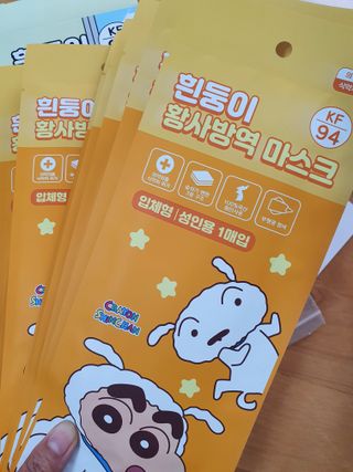 [숨그림]  덴탈마스크 짱구 우리아이 그리고 내가 쓰는 믿을수있는 케릭터 마스크  16종 — 4.5점을 준 리뷰어가 2021년 10월 올린 사용 사진
