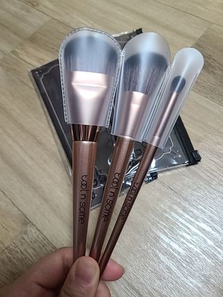 [툴앤썸] 라운드 파운데이션 브러시+사선 쉐딩 브러시+블렌딩 브러시 — 4점을 준 리뷰어가 2021년 6월 올린 사용 사진