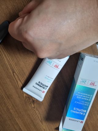 리더스코스메틱 리더스 카밍 바이오틱스 선 에센스 SPF 50+ PA++++ — 4점을 준 리뷰어가 2022년 8월 올린 사용 사진