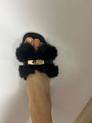 소담스퀘어 상암 쌍형컴퍼니 복슬복슬 포근한 털슬리퍼 — 3.5점을 준 리뷰어가 2022년 12월 올린 사용 사진