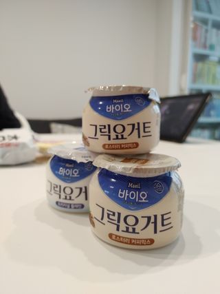 매일바이오 그릭요거트 오리지널 플레인 4개, 로스터리 커피믹스 4개 — 2.5점을 준 리뷰어가 2021년 12월 올린 사용 사진