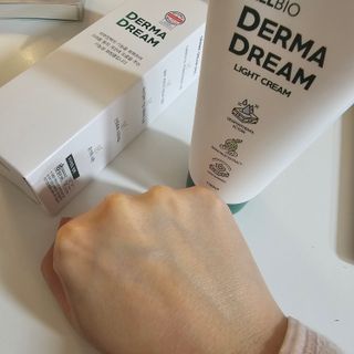 ★스마트 스토어 [올바이오] 더마크림 라이트 크림 130ml 저자극 보습 가려움개선 — 5점을 준 리뷰어가 2025년 1월 올린 사용 사진