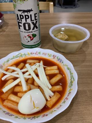 유비쿡 컵떡볶이 매운컵떡볶이2개/ 짜장컵떡볶이 2개  총 4개세트 — 5점을 준 리뷰어가 2021년 4월 올린 사용 사진