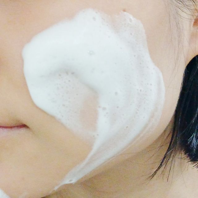 프리 [뉴니스] 약알칼리성 클렌징폼 히알루론 휩 리뷰 사진