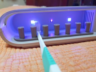 디하우트 랩 디하우트랩 UV 무선 칫솔살균기하루 8회 자동 살균 — 5점을 준 리뷰어가 2021년 11월 올린 사용 사진