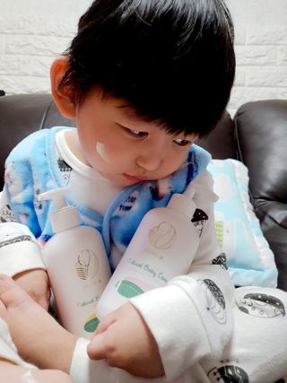 mom e 맘이 내추럴 베이비 케어 샴푸앤바스+로션 — 5점을 준 리뷰어가 2021년 1월 올린 사용 사진