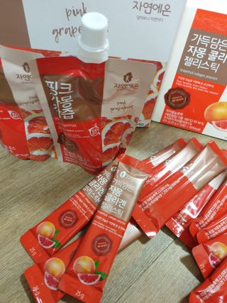 자연에온 핑크 자몽 착즙 100mL 10개입 1BOX +가 득담은 자몽 콜라겐 젤리스틱 1BOX — 5점을 준 리뷰어가 2021년 6월 올린 사용 사진