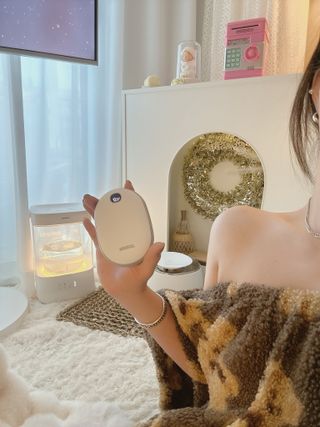 썬더월드 [썬더] 스마트 핸드워머 충전식 손난로 보조배터리 10000mAh — 5점을 준 리뷰어가 2024년 12월 올린 사용 사진