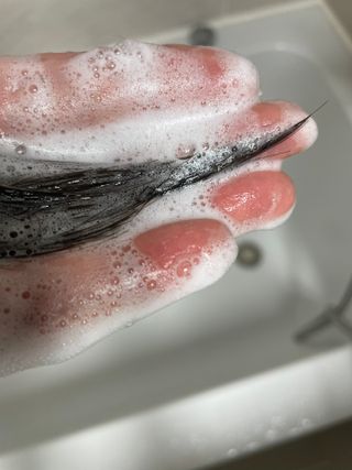 프리마인 더이상 뻣뻣하고 효과없는 탈모샴푸는 NO. 근본부터 케어하는 셀베이스 그린티샴푸(500ml) — 5점을 준 리뷰어가 2023년 3월 올린 사용 사진
