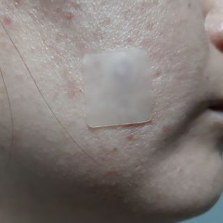 [큐어반H 커팅] 간편하게 떼서 쓰는 자외선차단 습윤밴드 (1팩/30매입) — 5점을 준 리뷰어가 2022년 11월 올린 사용 사진