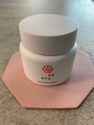 AYU25[아유트웬티파이브]다마스크로즈워터 베이스 천연 수분 촉촉 크림 — 4.5점을 준 리뷰어가 2021년 4월 올린 사용 사진