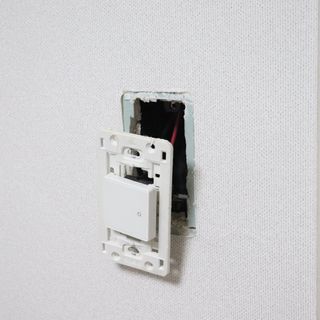 아카라 조명 스위치를 누워서 끄는 방법 (스마트 조명 스위치 2구 + 무선 리모트 스위치 1구 T1, 스마트 허브 E1) — 5점을 준 리뷰어가 2021년 11월 올린 사용 사진