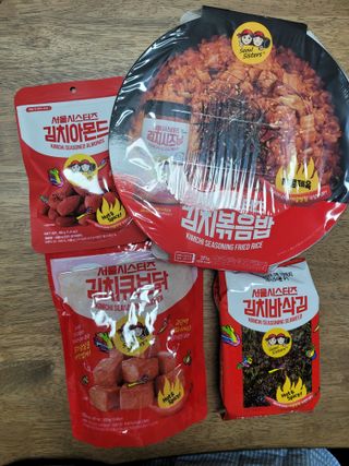 [서울시스터즈] CU 김치 4총사 세트-김치볶음밥, 김치큐브닭, 김치바삭김, 김치아몬드 — 5점을 준 리뷰어가 2021년 10월 올린 사용 사진
