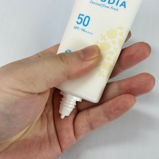 틱톡 [후르디아] 백탁NO! 화잘먹 수분광 선 에센스✨ — 5점을 준 리뷰어가 2023년 9월 올린 사용 사진