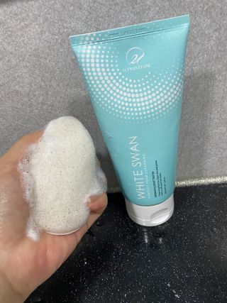 오투에니원 화이트 스완 퍼펙트 폼 클렌징 150g 퍼프증정 — 5점을 준 리뷰어가 2022년 12월 올린 사용 사진